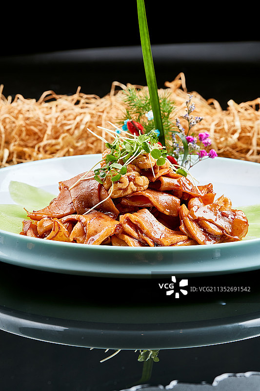 精美瓷盘装的大海螺片炒山珍菌白玉菇杏鲍菇图片素材