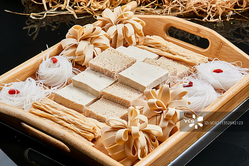 木质托盘装的火锅食材农家豆四宝图片素材