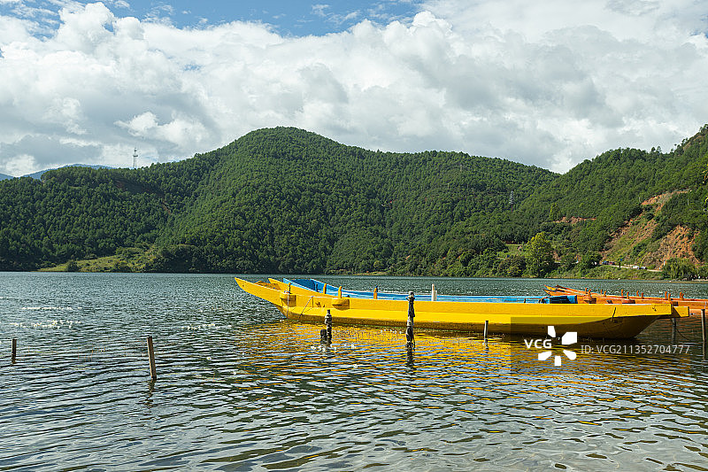 中国西南泸沽湖上的彩舟图片素材