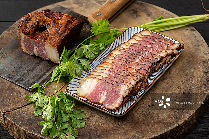 一盘熏肉切片图片素材