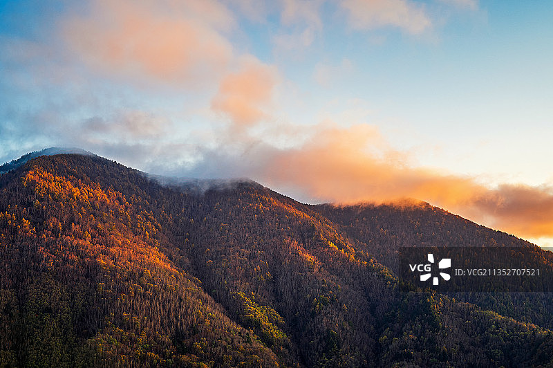 夕阳中的雾灵山图片素材