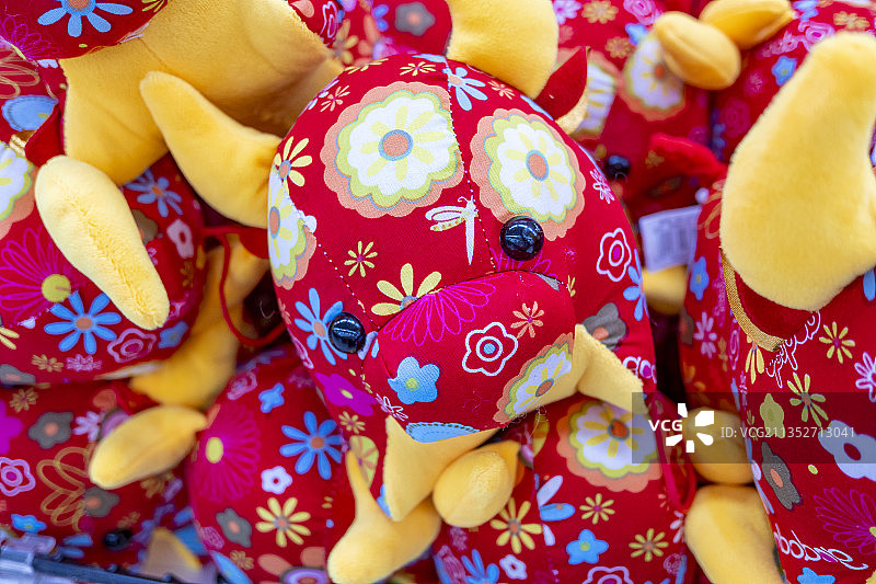 手工布艺牛造型毛绒玩具图片素材