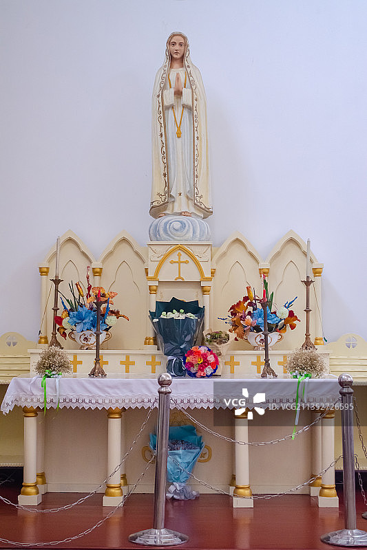 青岛圣弥厄尔天主教堂里的雕塑图片素材