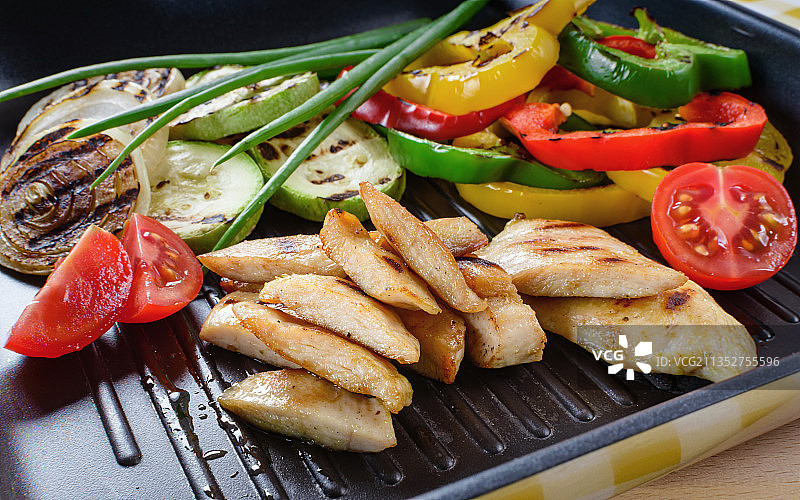 高角度的食物在盘子上的桌子图片素材