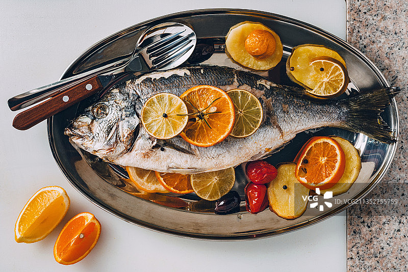 直接上方拍摄的食物在盘子上的图片素材