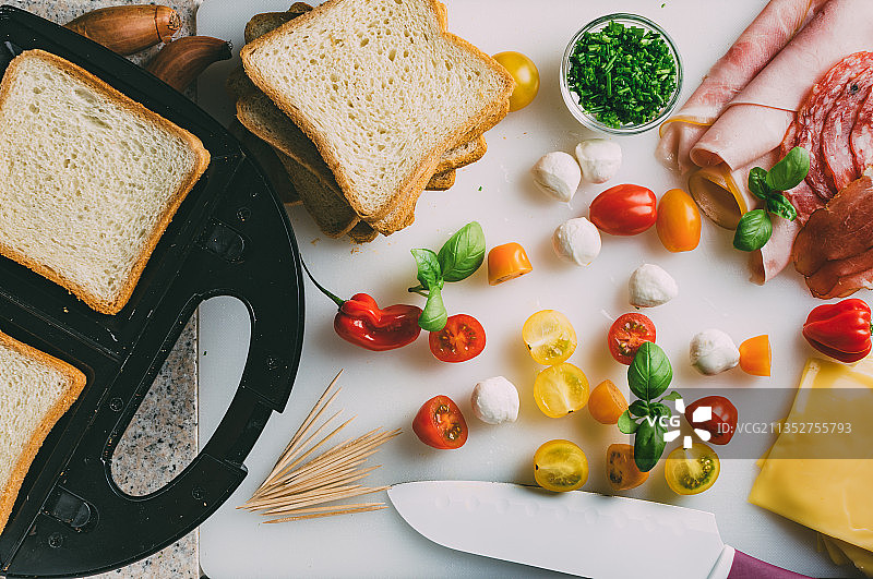 餐桌上食物的高角度视角图片素材
