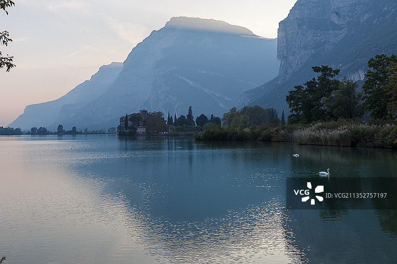 意大利特伦托卡拉维诺的湖光山色图片素材