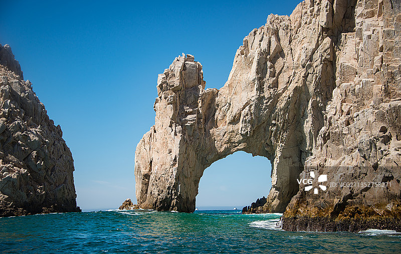 墨西哥南下加利福尼亚州圣卢卡斯海中岩层晴空景色图片素材