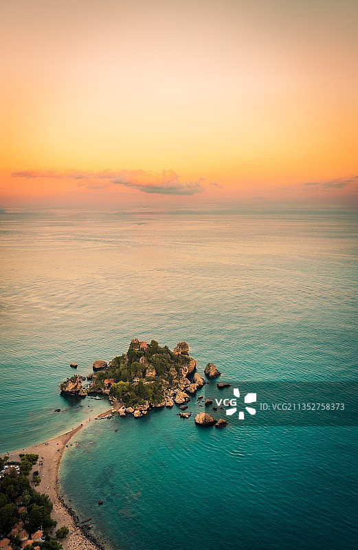 意大利墨西拿省陶尔米纳日落海景图片素材