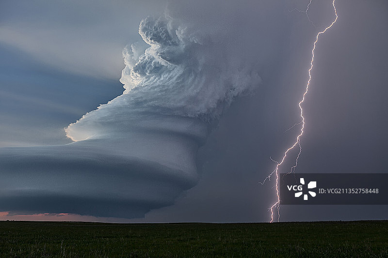 美国内布拉斯加州伯温暴风云上空的闪电风景图片素材