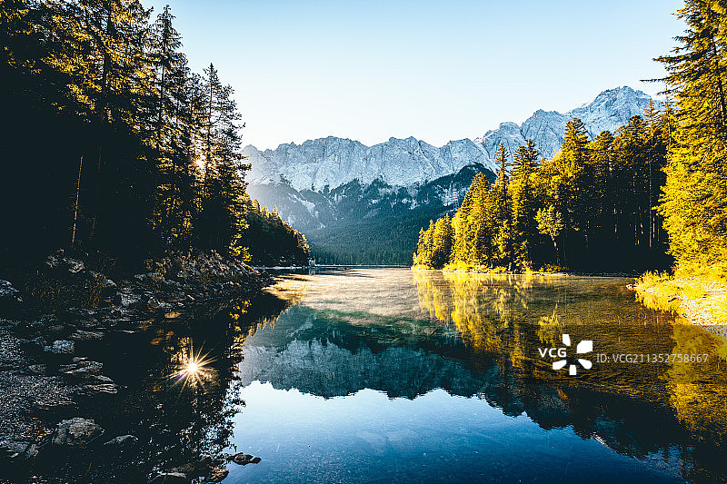 德国格赖瑙的树木湖泊风光图片素材