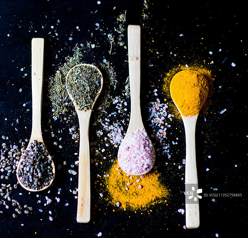 桌子上勺子里的香料俯视图（哥斯达黎加卡塔戈省）图片素材