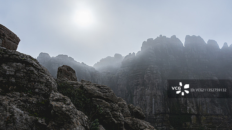 西班牙天空下岩石山脉低角度视角图片素材