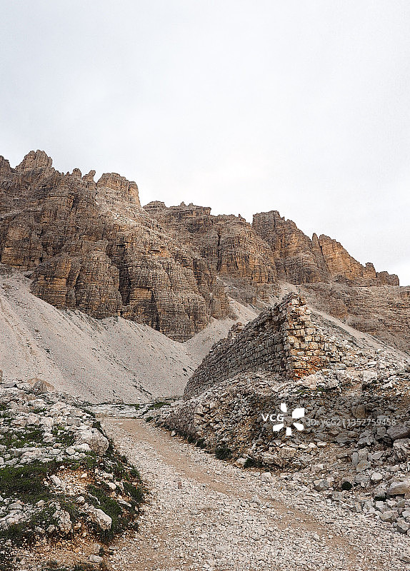 意大利贝卢诺奥龙佐迪卡多雷岩石山脉的壮丽景色，晴朗的天空为背景图片素材