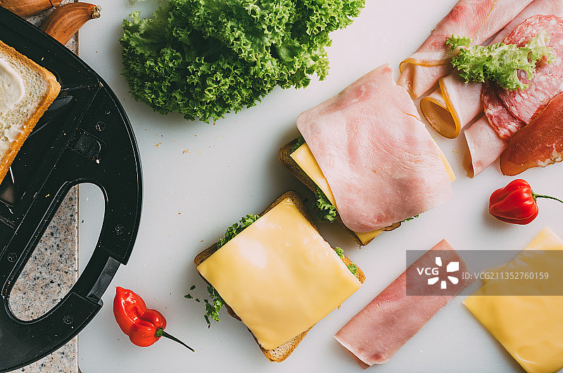 餐桌上食物的高角度视角图片素材