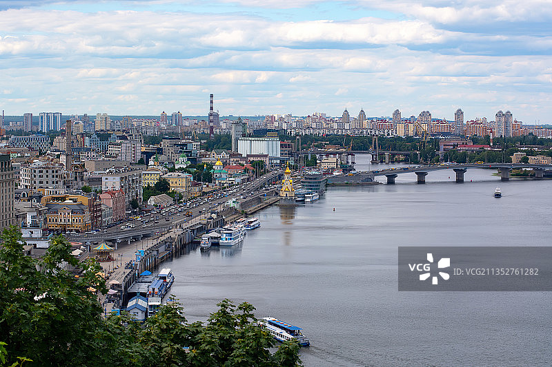 城市建筑中的河流俯视图图片素材