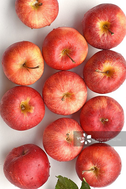 法国餐桌上的苹果俯视图图片素材