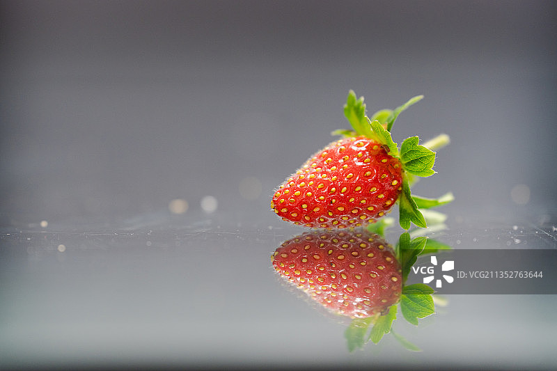 桌子上的草莓特写图片素材