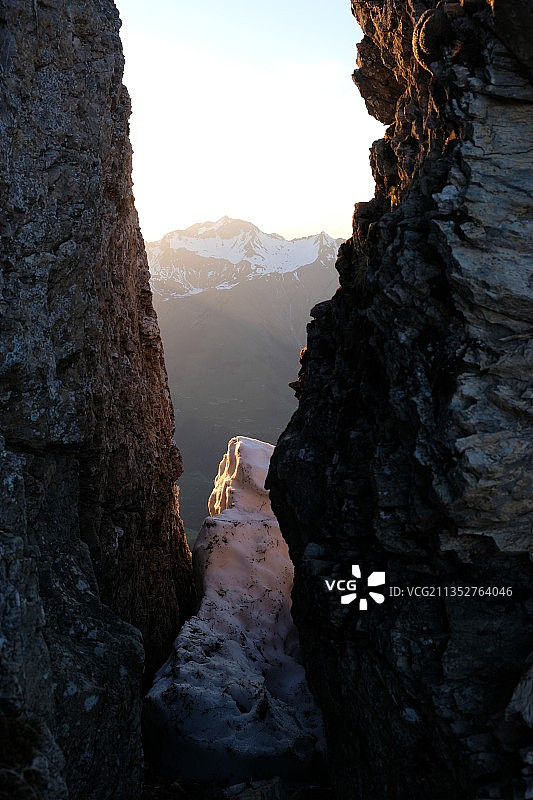 天空映衬下落基山脉的风景图片素材