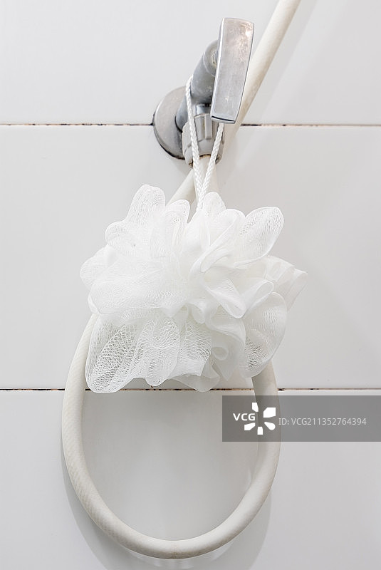 曼谷淋浴阀门上的白色蓬松浴巾，泰国图片素材