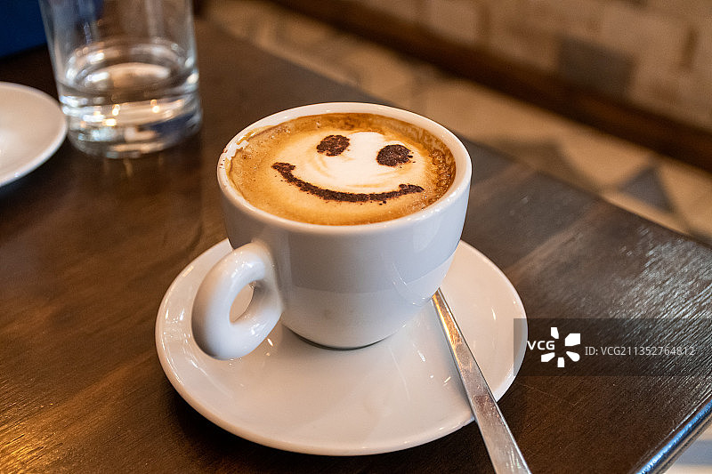 桌上咖啡杯的特写镜头图片素材