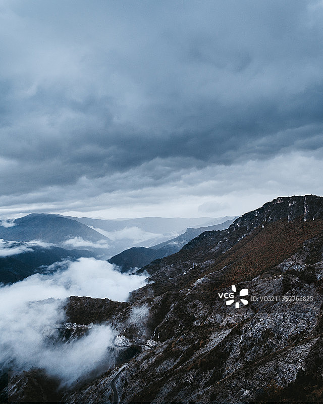白雪皑皑的山在天空的衬托下的风景图片素材