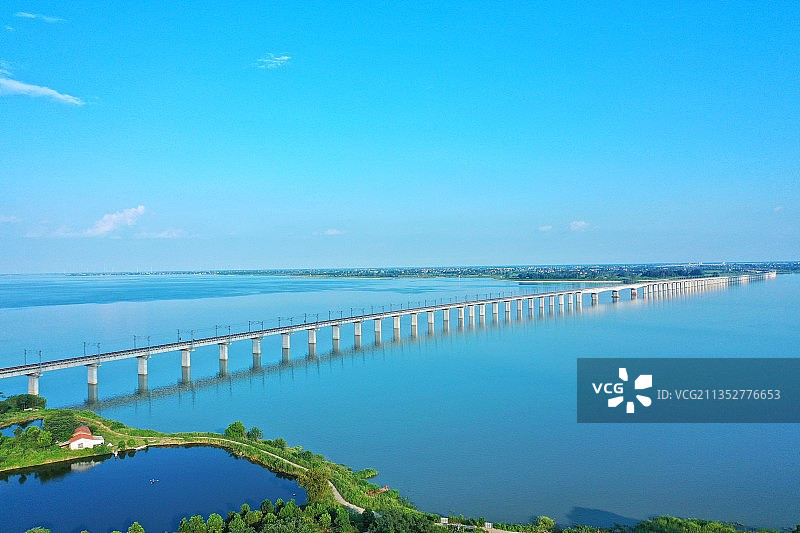 晴朗夏日里的浩吉铁路图片素材