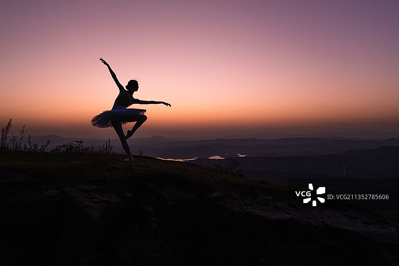 晚霞 山顶 芭蕾舞姿图片素材