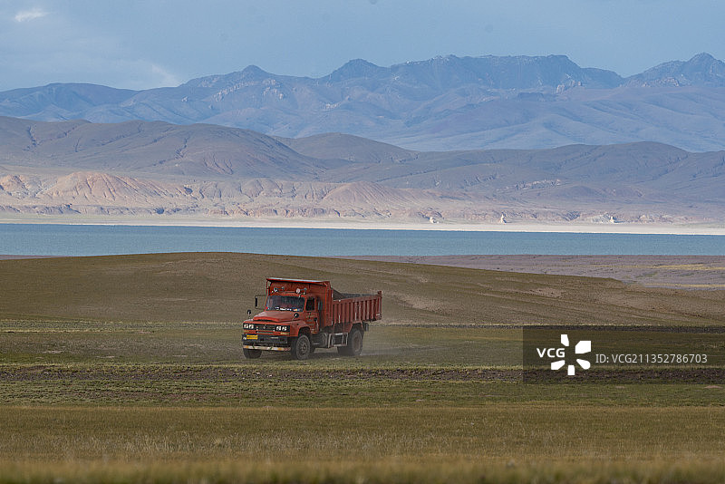 西藏阿里高原风光和草原上运输的卡车图片素材