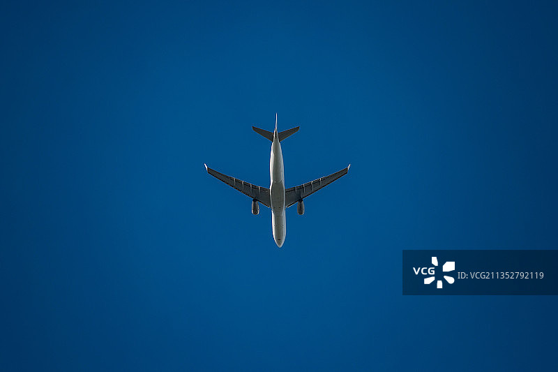飞机、工业、蓝天、仰拍飞机底部、航空、自由、旅行、房地产广告图片素材