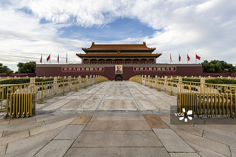 金秋时节蓝天白云下的北京天安门城楼图片素材