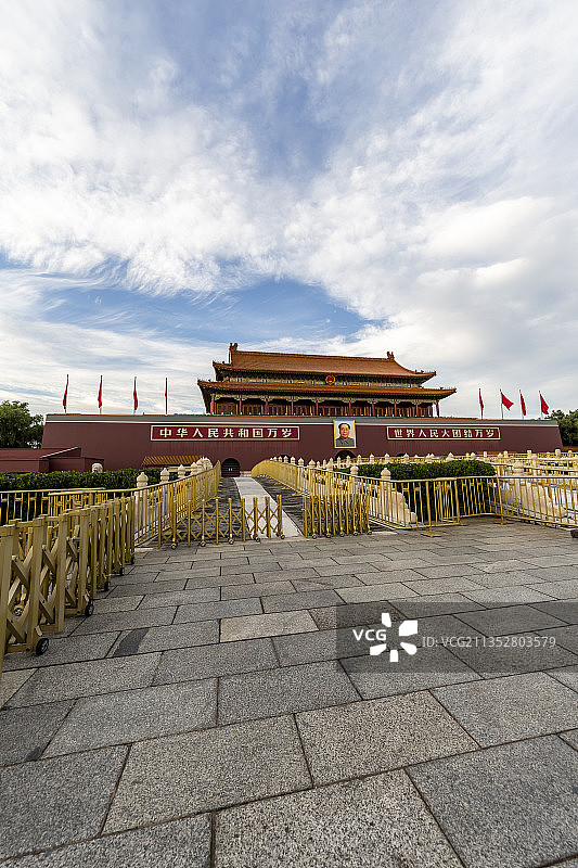 金秋时节蓝天白云下的北京天安门城楼图片素材