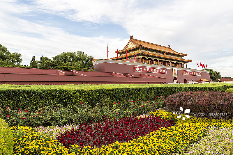 金秋时节蓝天白云下的北京天安门城楼图片素材