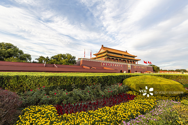 金秋时节蓝天白云下的北京天安门城楼图片素材