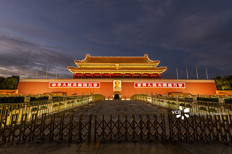 金秋时节的北京天安门城楼夜景图片素材