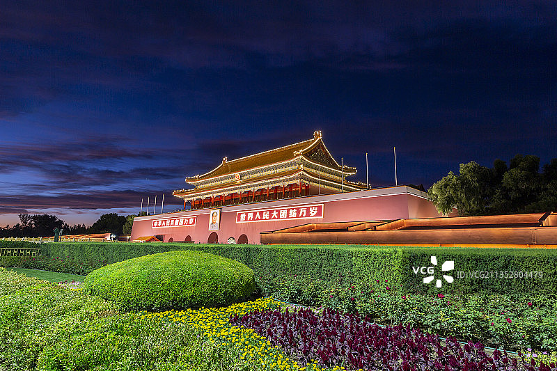 金秋时节的北京天安门城楼夜景图片素材
