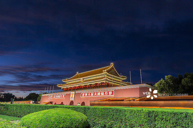 金秋时节的北京天安门城楼夜景图片素材