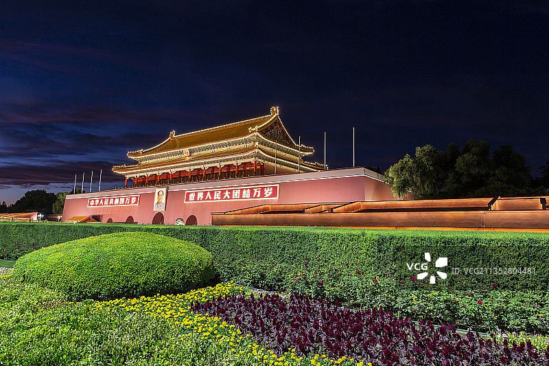 金秋时节的北京天安门城楼夜景图片素材