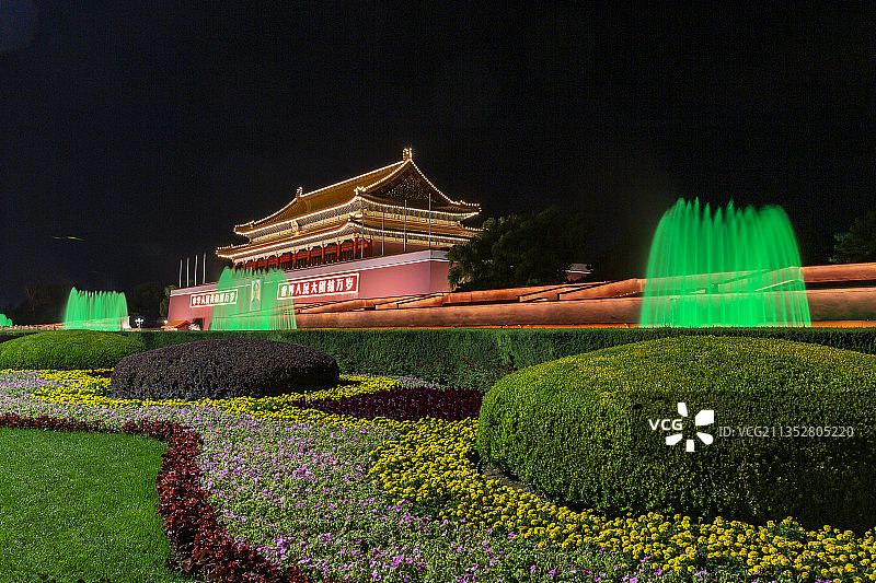 夜色下的北京天安门城楼前，喷泉如柱，五颜六色，煞是壮观！图片素材