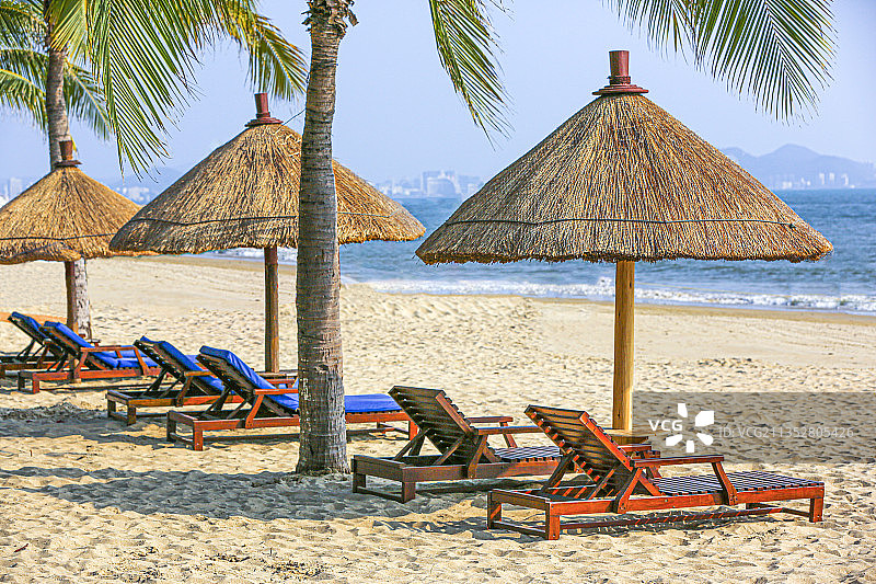 海南三亚海滩遮阳伞图片素材