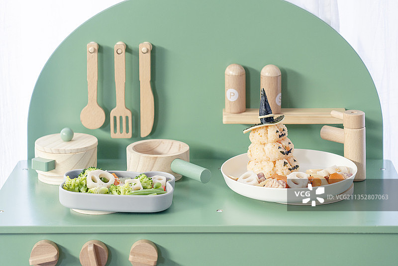 绿灶台上的万圣节精灵南瓜饭团餐图片素材