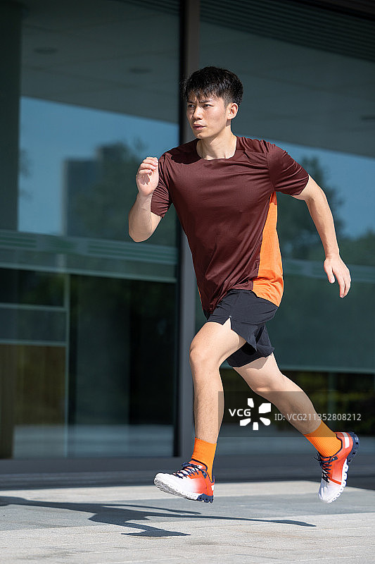 正在户外运动的亚洲男子图片素材