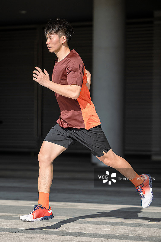 正在户外运动的亚洲男子图片素材