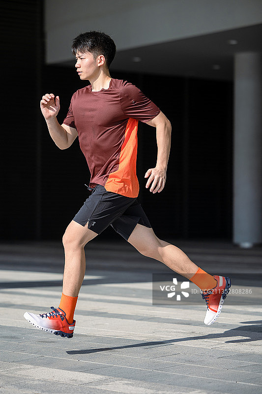 正在户外运动的亚洲男子图片素材