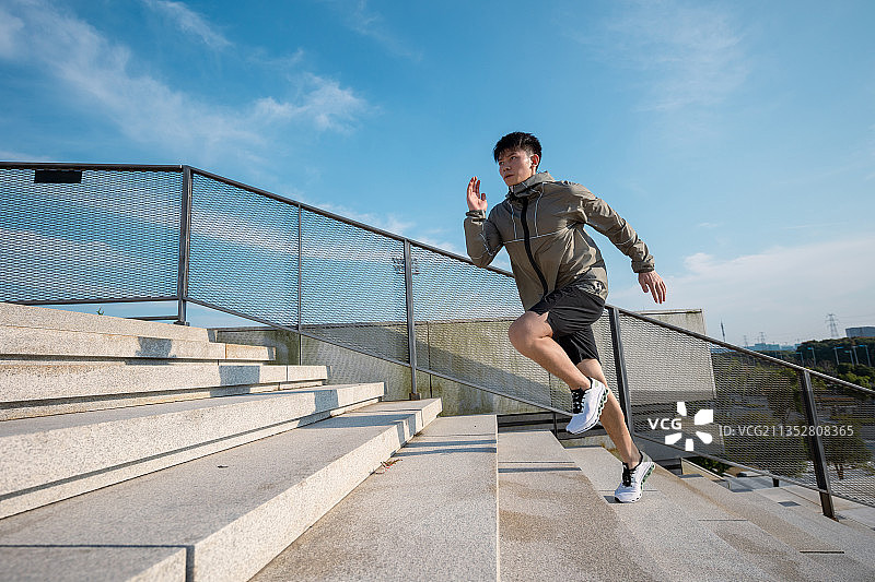 正在户外运动的亚洲男子图片素材