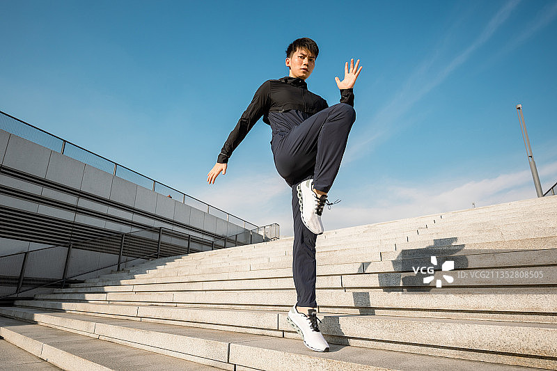 正在户外运动的亚洲男子图片素材