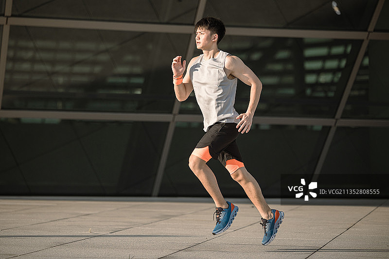 正在户外运动的亚洲男子图片素材
