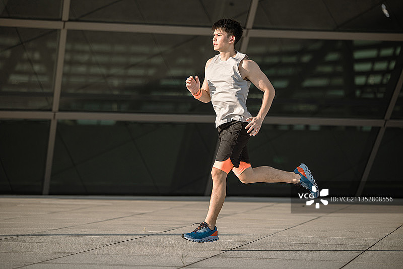正在户外运动的亚洲男子图片素材