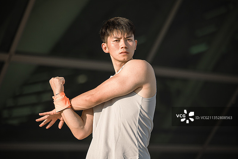 正在户外运动的亚洲男子图片素材