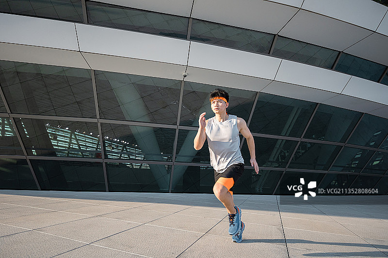 正在户外运动的亚洲男子图片素材